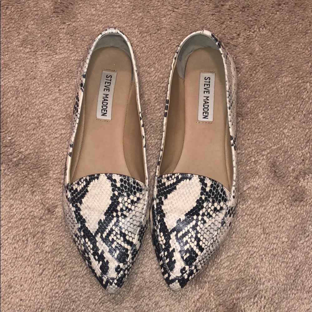 Steve Madden- Snake flats  7.5M